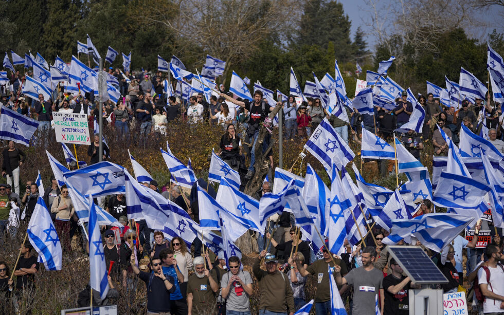 Lørdag 18. mars er ellevte lørdag på rad med demonstrasjoner i Israel mot regjeringens foreslåtte reform av rettsystemet.
 Foto: AP Photo/Ohad Zwigenberg