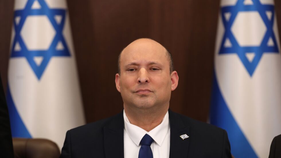 BLIR SITTENDE: Israels statsminister Naftali Bennett har bare støtte fra 60 av 120 Knesset-medlemmer, men havner ikke i mindretall, slik det så ut til da en Meretz-politiker i forrige uke ville trekke seg fra koalisjonen. Faren for nyvalg ser dermed ut til å være over i denne omgang.
 Foto: Abir Sultan / AP / NTB