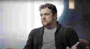 Healy sier han ser engler og demoner