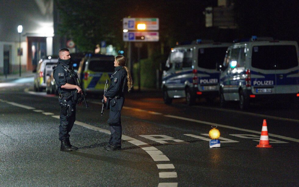 Politibetjenter ved en avsperret gate i området der synagogen ligger i byen Hagen i Tyskland.
 Foto:  Henning Kaiser / AP / NTB