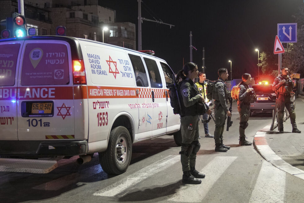 Israelsk grensepoliti sikret stedet etter et skyteangrep nær en synagoge i Jerusalem, fredag 27. januar 2023.
 Foto: Ap