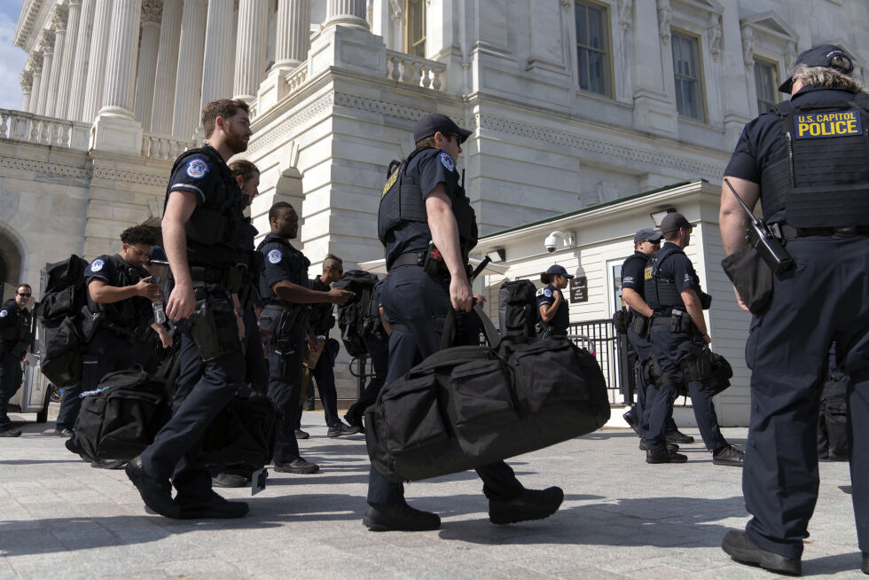 Store sikkerhetsstyrker på vei inn til Capitol Hill i forkant av statsminister Benjamin Netanyahus tale. Det er ventet store demonstrasjoner i området.
 Foto: Jose Luis Magana / AP / NTB