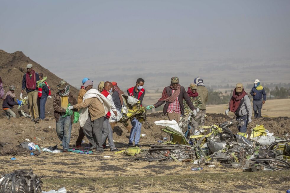 Redningsarbeidere var mandag i arbeid på stedet der et Ethiopian Airlines-fly styrtet i Bishoftu utenfor Addis Abeba dagen før. Flyet var av typen Boeing 737 MAX 8. Foto: AP / Mulugeta Ayene /NTB scanpix.