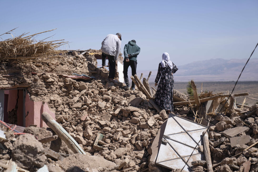 Jordskjelvet i Marokko:
Folk inspiserer skadene forårsaket av jordskjelvet i landsbyen Tafeghaghte, nær Marrakech, mandag 11. september 2023. Mandag utvidet redningsmannskaper innsatsen, da jordskjelvets dødstall fortsatte å stige til mer enn 2400.
 Foto: AP Photo/Mosa'ab Elshamy/NTB