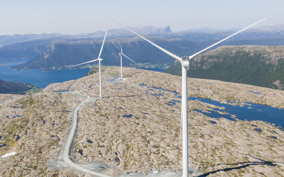 Arbeidet med å montere vindmøller pågikk for fullt på Guleslettene vindpark like ved Florø i 2020. Totalt skal det reises 47 vindmøller i dette området. Hvert tårn er 90 meter høyt. Illustrasjonsbilde.
 Foto: Tore Meek/NTB