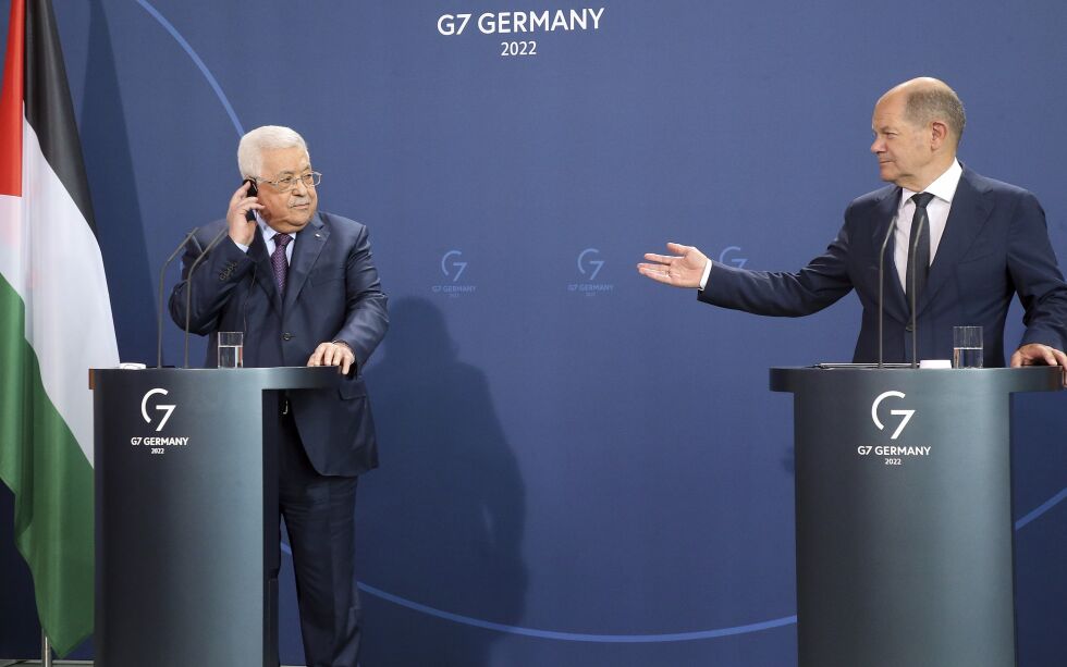 Tysklands statsminister Olaf Scholz (til høyre) satte lite pris på at Fatah-leder Mahmoud Abbas brukte ord som holocaust og apartheid om Israel.
 Foto: Wolfgang Kumm