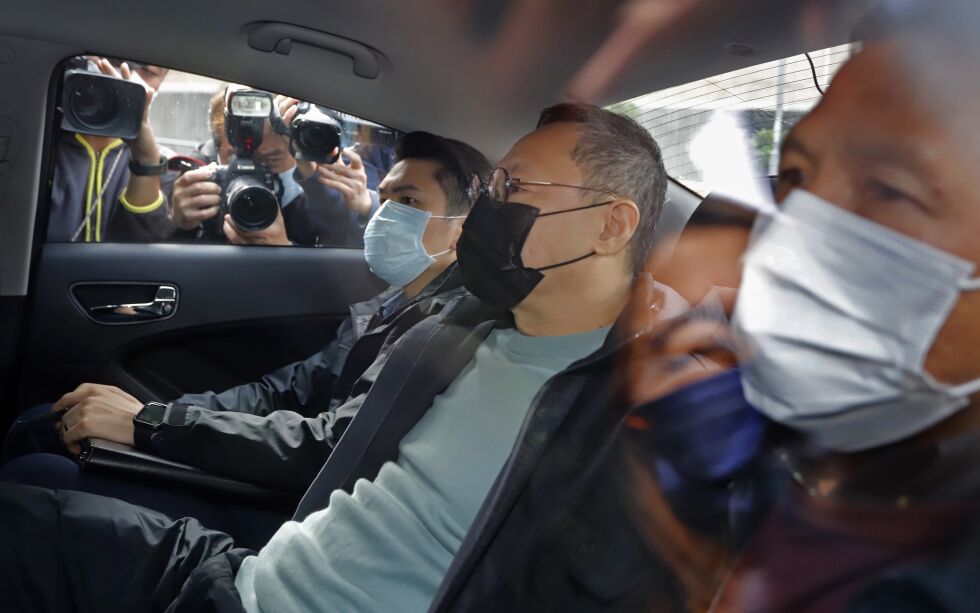 Tidligere jusprofessor Benny Tai (i midten), var en nøkkelfigur i protestaksjonen i Hongkong i 2014 sitter i en bil etter å ha blitt arrestert av politiet i Hong Kong onsdag 6. januar 2021.
 Foto: NTB