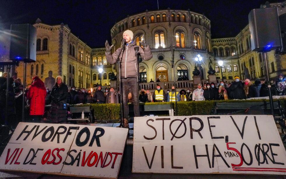STRØM-DEMONSTRASJON: Rødt-leder Bjørnar Moxnes holder appell under demonstrasjon i regi av "Vi som krever biligere strøm” utenfor Stortinget 20. januar.
 Foto: Terje Bendiksby / NTB