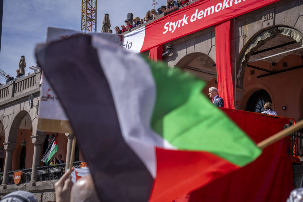 Statsminister Jonas Gahr Støres 1. mai-tale på Youngstorget ble tidvis overdøvet av Palestina-demonstranter. – Første mai burde være en dag for rettferdighet, ikke for stilltiende aksept av brutalitet. Å veive med flagg som tolkes som støtte til Hamas uten kritisk refleksjon, er ikke solidaritet – det er moralsk forvirring, skriver Ragnar Hatlem.
 Foto: Heiko Junge / NTB