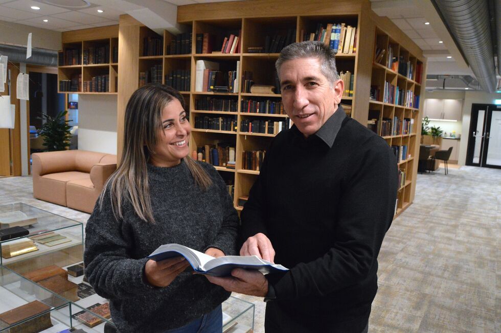 HUNGER: Prosjektleder Elin Miranda Gomez og generalsekretær Alain Montano i det cubanske bibelselskapet ønsker støtte fra Norge for å møte den store etterspørselen etter bibler i hjemlandet.
 Foto: Stein Gudvangen, KPK.