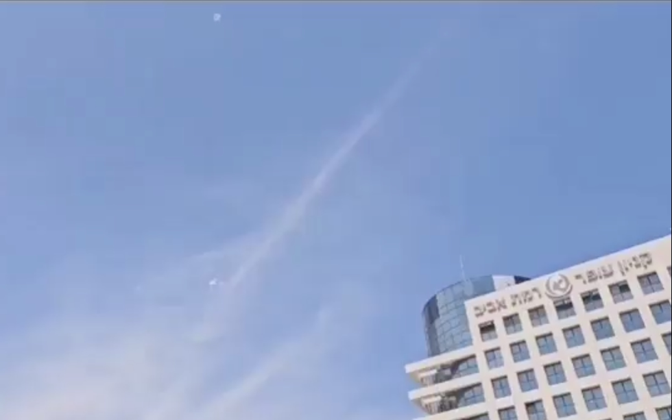 Raketter ble avskåret over Tel Aviv av Israels luftforsvarssystem på søndag. På x.com har On Elpeleg delt en video som skal vise raketter over den norske ambassaden. – Det er vel dette som er takken for at Norge anerkjenner Palestina, skriver han.
 Foto: Skjermdump/X