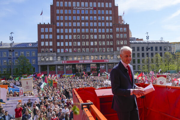 Støres 1. mai-tale avbrutt av demonstranter