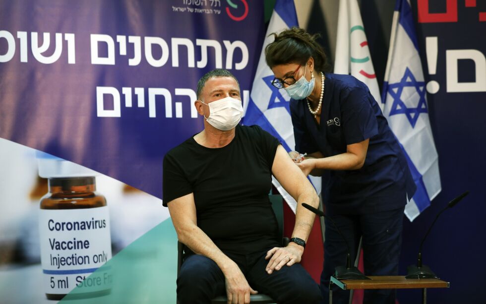 Israels helseminister Yuli Edelstein som selv har fått koronavaksine opplyser om at over 50 prosent av landets innbyggerne nå er fullvaksinert.
 Foto: Amir Cohen / NTB