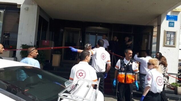 TERRORÅSTED: Inne i lobbyen på dette hotellet i Tel Aviv gikk en palestinsk terrorist til angrep med knipetang mot tilfeldige gjester søndag.
 Foto: Magen David Adom