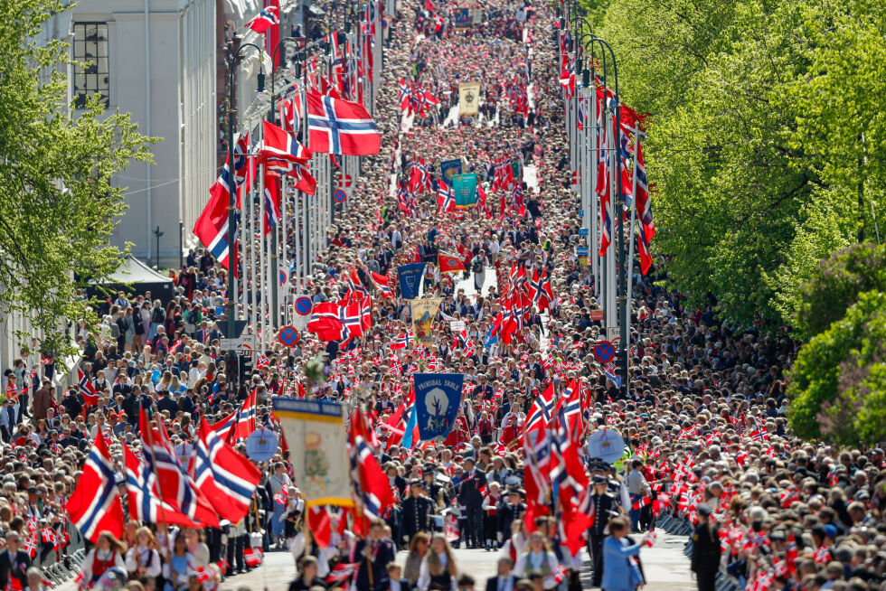 Barnetoget på vei oppover Karl Johans gate under 17.mai-feiringen i Oslo 2023.
 Foto: Frederik Ringnes / NTB