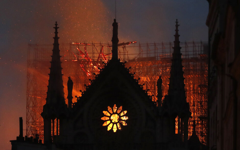 Katedralen i hjertet av Paris fikk store skader i brannen 15. april 2019. I forbindelse med restaureringsarbeidet har arkeologer gjort funn som går tilbake til det 13. og 14. århundre.
 Foto: Arkivfoto / Thibault Camus / AP / NTB