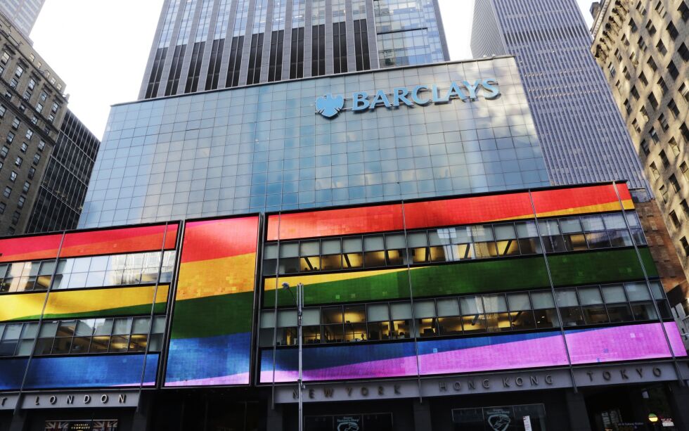 Barclays er den tredje største banken i Storbritannia. Nå avslutter banken kontoen til to kristne organisasjoner etter påtrykk fra LHBT-aktivister i sosiale medier.
 Foto: Mark Lennihan / NTB Scanpix