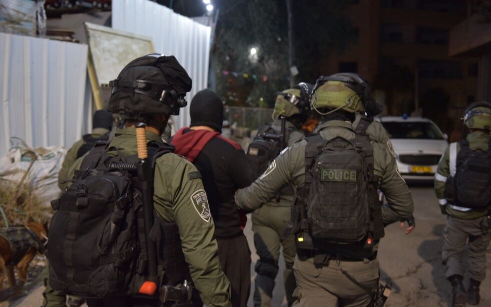 Her fører det israelske politiet vekk en mistenkt etter en operasjon i arabisk sektor våren 2022.
 Foto: Politiet/TPS