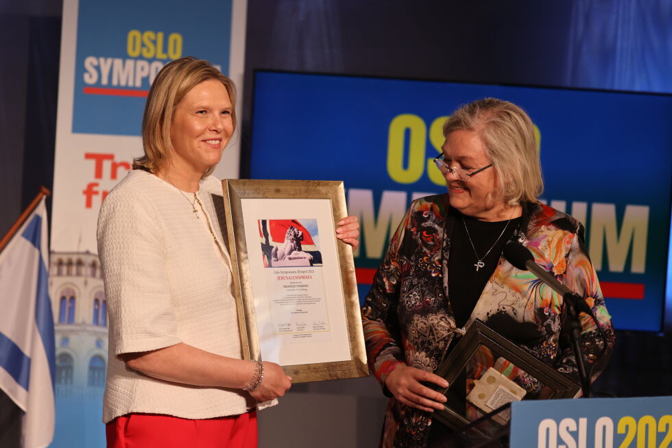 Anita Apelthun Sæle hadde gleda av å overrekkje Jerusalemprisen til Sylvi Listhaug og FrP.
 Foto: Eli Bondlid