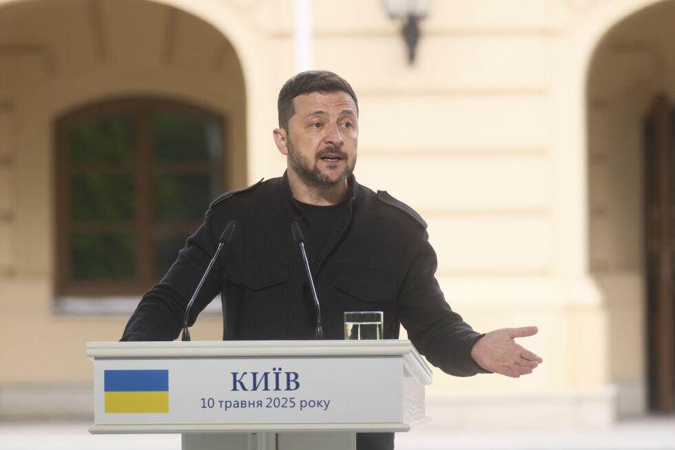 Ukrainas president Volodymyr Zelenskyj sier han er klar til å møte president Vladimir Putin til direkte samtaler på torsdag.
 Foto: Vitalij Nosatsj / AP / NTB