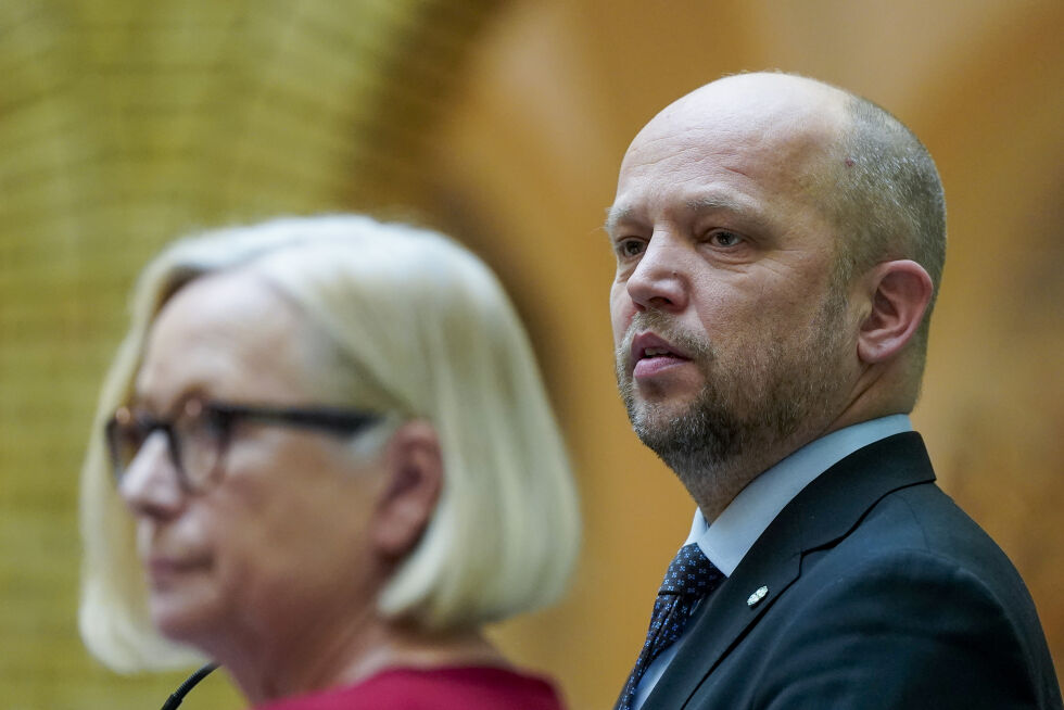 Finansminister Trygve Slagsvold Vedum og Marit Arnstad (Sp) under pressekonferansen i vandrehallen på Stortinget i Oslo torsdag.
 Foto: Håkon Mosvold Larsen / NTB