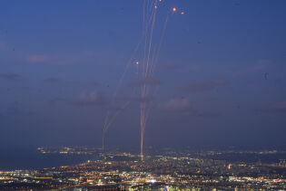 Israel: Haifa-forsteder truffet i stort rakettangrep