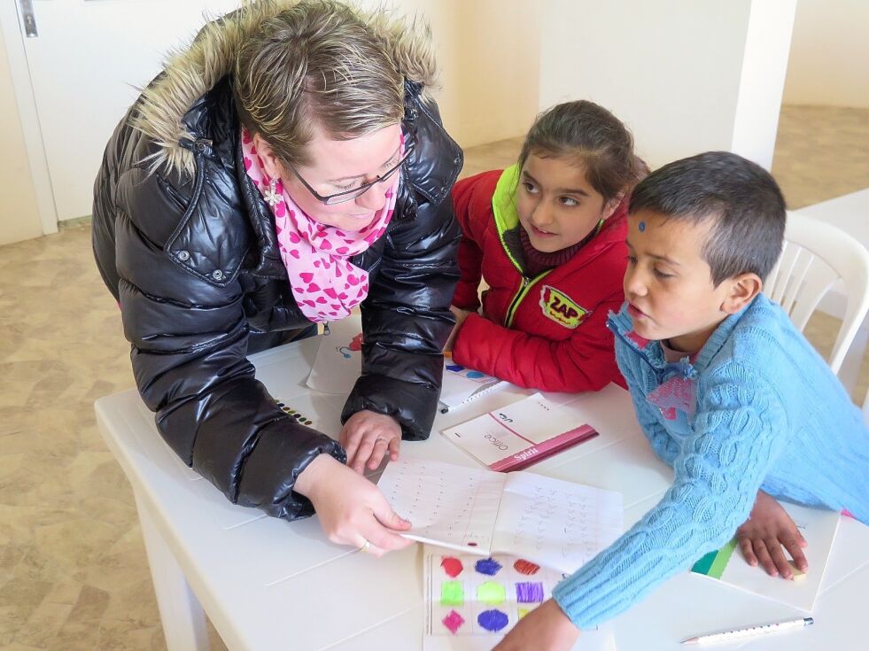 TIME: Adele underviser noen av skolebarna som er syriske, kurdiske flyktninger.
 Foto: Privat