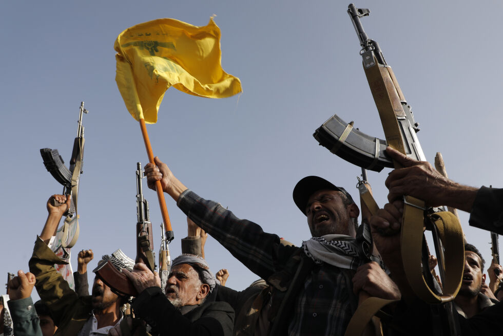 Houthi-tilhengere heiser et Hizbollah-flagg under en anti-Israel og anti-USA-denonstrasjon i Sanaa, Jemen, fredag ​​27. september 2024.
 Foto: AP Photo/Osamah Abdulrahman/NTB