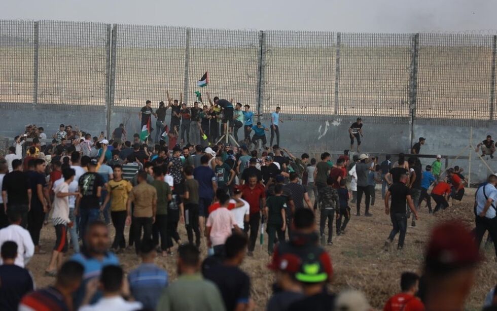 Voksne palestinere og barn kastet stein og molotov-cocktailer på soldater fra det israelske forsvarere under en voldelig demonstrasjon langs grensen mellom Israel og Gaza. Nå har Israel valgt å åpne grensen.
Foto: Majdi Fathi/TPS