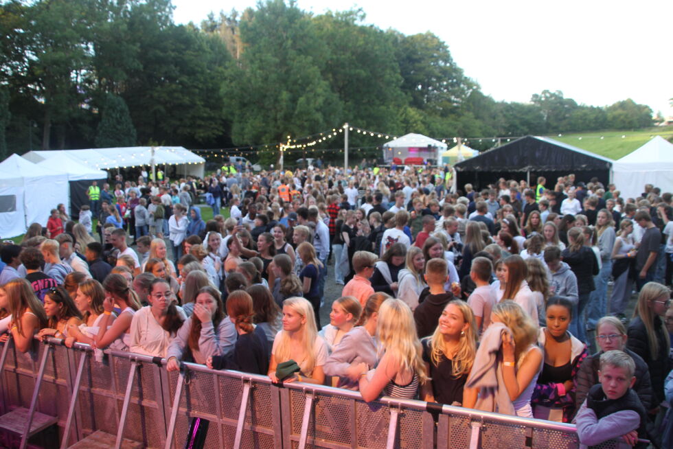 God stemning: Stappfullt foran scenen.
 Foto: Agnar Klungland