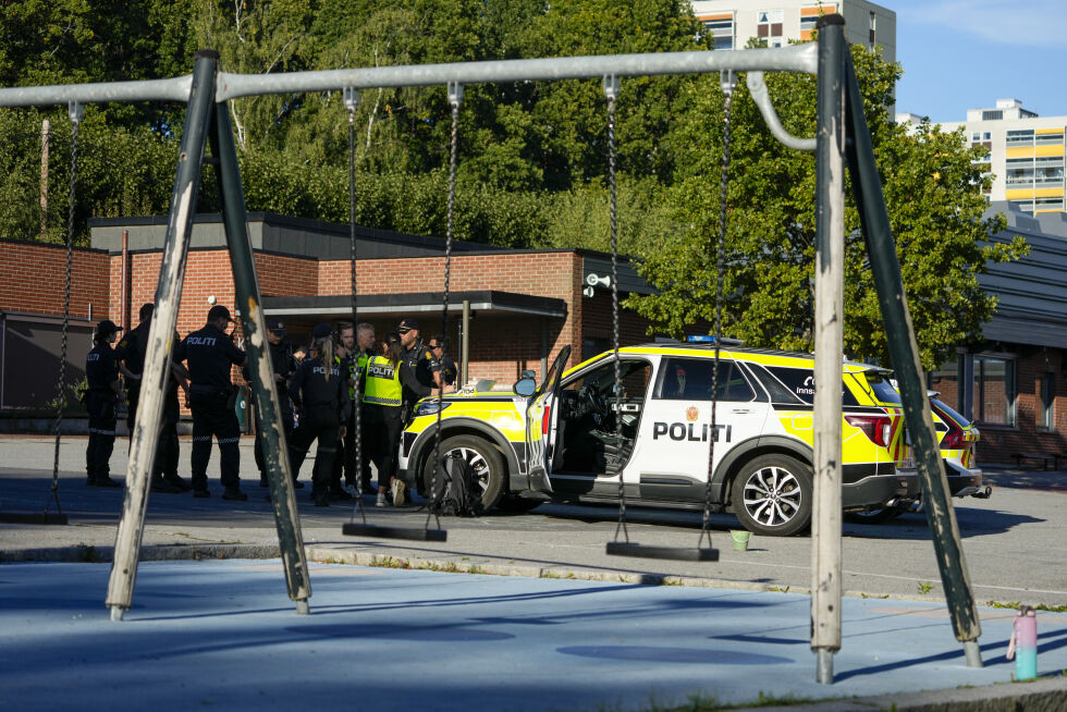 Politiet på stedet med store ressurser etter en skyteepisode ved Linderud skole i Oslo onsdag. To personer er pågrepet. Ingen ble skadet i hendelsen.
 Foto: Heiko Junge / NTB