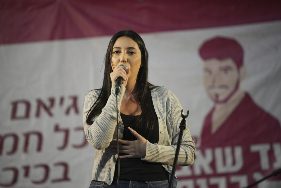 Yuval Raphael fremførte Israels Eurovision-bidrag på Gisselplassen i Tel Aviv torsdag.
 Foto: NTB/AP/Ohad Zwigenberg