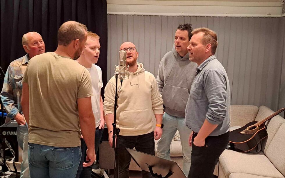 CD: Arthur Robertsen og teamet fra Vekkelsen på Vigeland har nylig spilt inn et album med sangene fra Bedehusland som ble sunget under vekkelsen. Robertsen mener det kan være en fin julegave.
 Foto: Martin Gellein