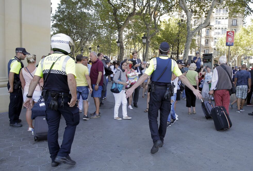En varebil kjørte inn i en folkemengde på turistgaten Las Ramblas i Barcelona fredag. Spansk politi mener det er et terrorangrep. Foto: AP Photo/Manu Fernandez
