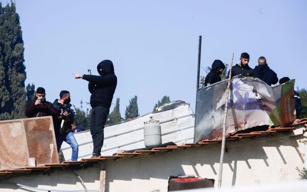 Arabiske husokkupanter truer med å sprenge seg selv