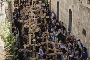 Tusener på korsvandring i Jerusalem