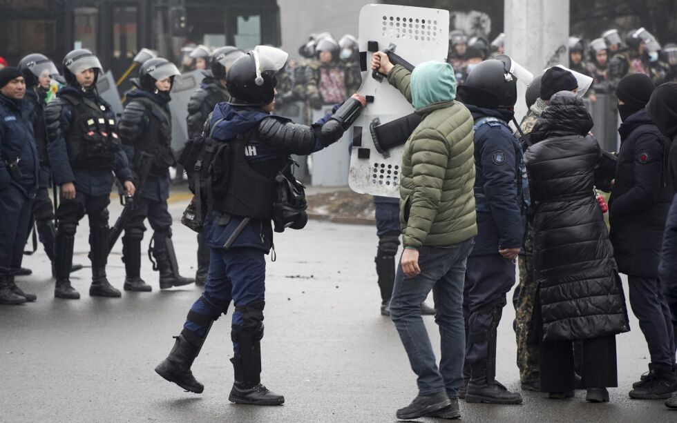 Demonstranter som protesterer på doblingen av prisene på flytende gass sloss med politiet i Kasakhstans største by Almaty og holdt protester i rundt et dusin andre byer i landet.
 Foto: Vladimir Tretyakov/NTB