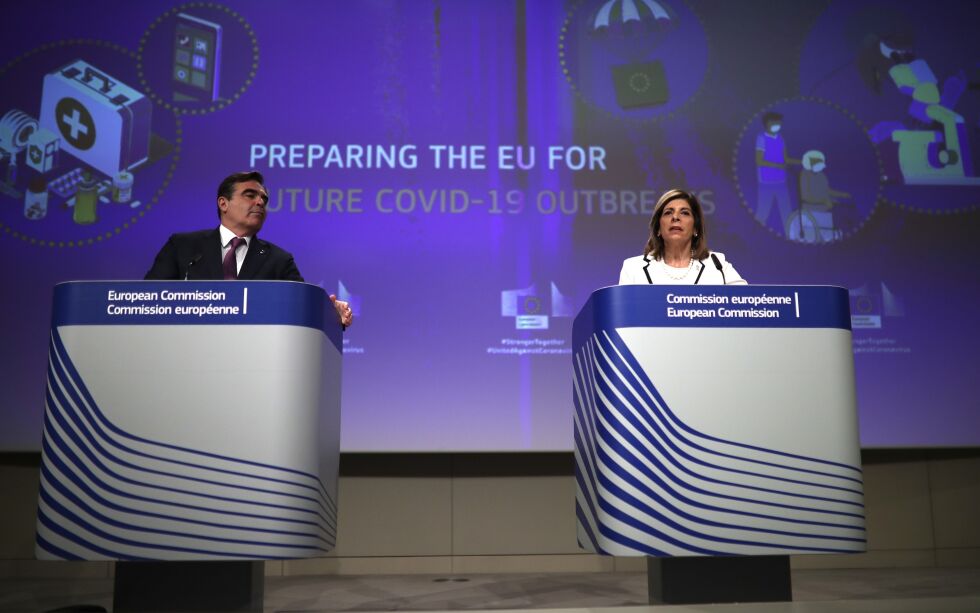 Europeisk kommisjonær for å fremme vår europeiske livsstil Margaritis Schinas (høyre) og EUs helsekommissær Stella Kyriakides informerer om hvordan den europeiske unionen forbereder seg for mulige fremtidige utbrudd av koronaviruset.
 Foto: Francisco Seco / NTB scanpix