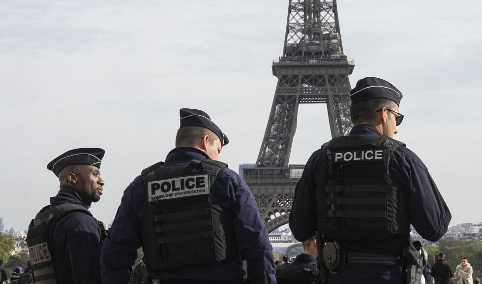 HAR GÅTT TIL AKSJON: Fransk politi har pågrepet tre av de som overfalt jenta, og de tre står nå tiltalt for drapsforsøk. Politibetjenter patruljerer her Trocadero-plassen nær Eiffeltårnet i Paris.
 Foto: NTB