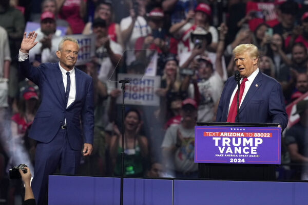 Kennedy jr. med Trump-støtte fra scenen i Arizona
