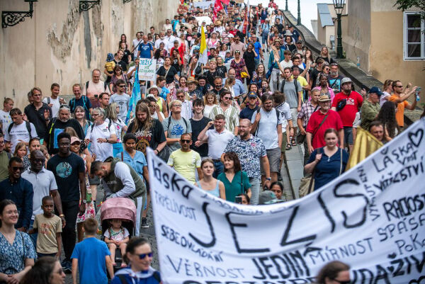 2000 gikk i Jesus-marsj i Praha