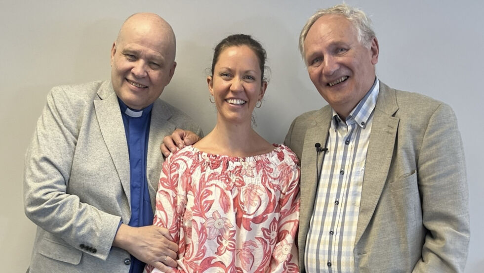 HOVEDSTADEN MED PASTOR TORP: (F.v.) Jan-Aage Torp (programleder), Aina Torp (redaktør) og Professor Eivind Meland.
 Foto: Oslokirken