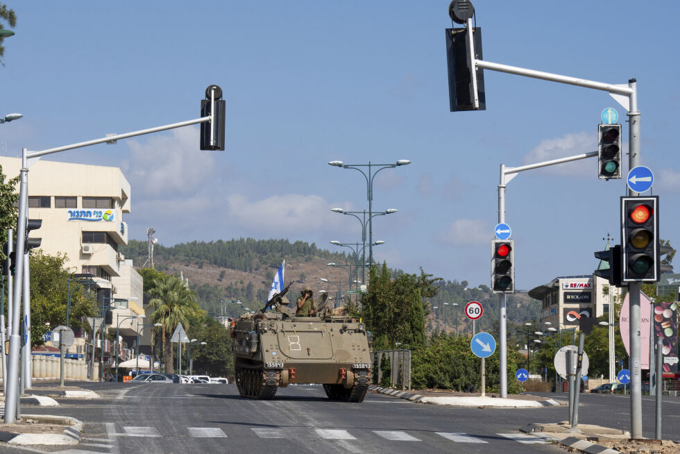 Israelske soldater i Kiryat Shmona, nord i Israel. De fleste innbyggerne i byen er evakuert.
 Foto: AP Photo/Baz Ratner/NTB.