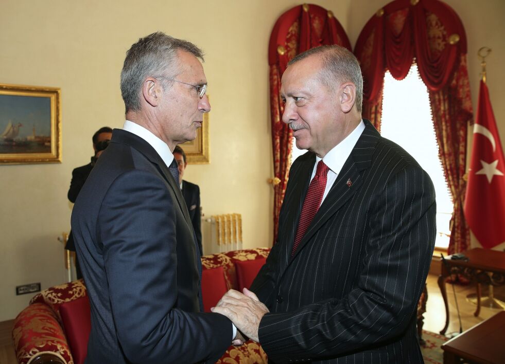 NATOs generalsekretær Jens Stoltenberg besøkte fredag Istanbul og møtte blant andre president Recep Tayyip Erdogan. Stoltenberg gjorde det klart at han er «alvorlig bekymret» over militæroffensiven Tyrkia har innledet mot kurdisk milits nordøst i Syria. Foto: AP / NTB scanpix