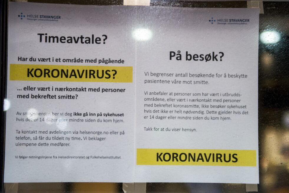 Plakat med informasjon om koronavirus ved inngangen til Stavanger universitetssykehus. En medarbeider ved fødeavdelingen på SUS har testet positivt på korona. En av to fødeavdelinger er stengt. Illustrasjonsbilde.
 Foto:  Carina Johansen / NTB scanpix