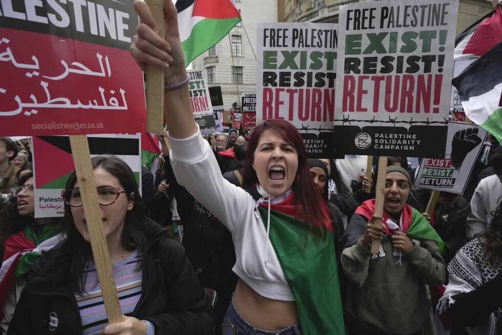 Demonstranter i en pro-palestinsk demonstrasjon i London, lørdag 14. oktober 2023, bare syv dager etter den bestialske massakren utført av palestinske terrorister i Israel.
 Foto: Foto: AP Photo/Kin Cheung/NTB.