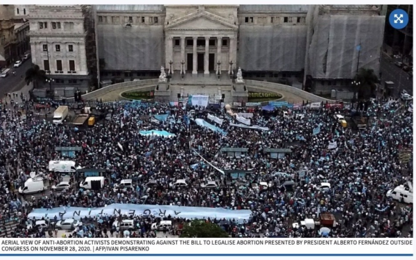 Tusenvis demonstrerte mot abortforslag i Argentina
