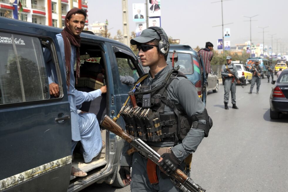 En afghansk politimann utfører en sikkerhetssjekk i Kabul i forkant av presidentvalget i fjor. Stilt overfor Taliban-trusler var afghanere revet mellom frykt, frustrasjon og pliktfølelse når de skulle bestemme seg for å gå til valgurnene for å velge en ny president. Illustrasjonsbilde.
 Foto: Ebrahim Noroozi/NTb Scanpix
