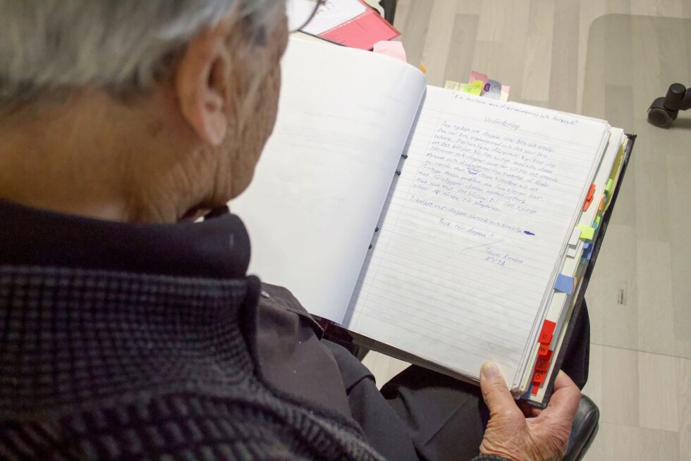 BREV: I kjellaren har 95-åringen 84 tjukke permar med tusenvis av brev frå ungdommar frå heile Sverige. For tida held han på å velje ut dei som skal vere med i den neste boka hans.
 Foto: Aud Malene H. Einefors