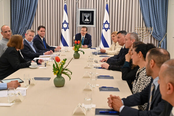 Regjeringen og opposisjonen i forhandlinger etter at Netanyahu utsetter rettsreform
